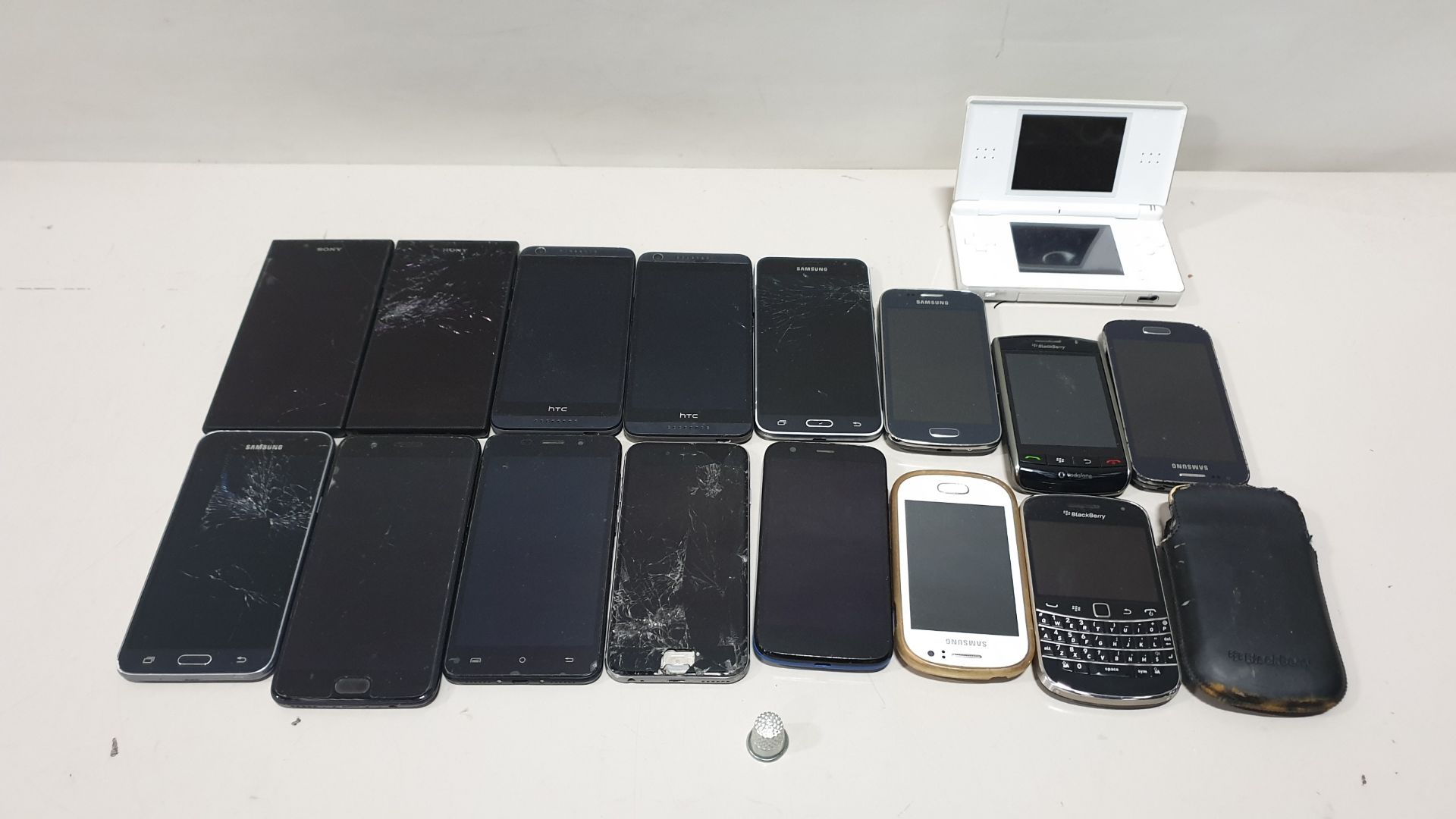 15 X MOBILE PHONES & 1 NINTENDO DS FOR SPARES MAKES INCLUDE SAMSUNG, SONY, MOTOROLLA AND BLACKBERRY