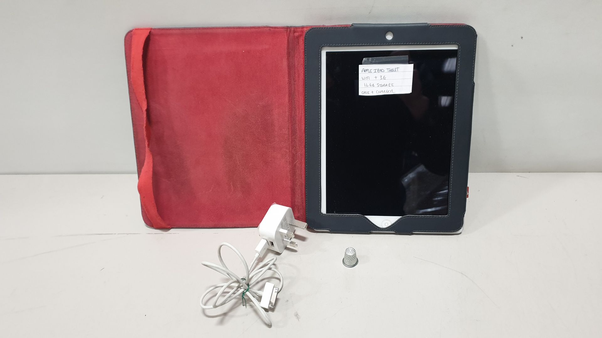 APPLE IPAD TABLET WIFI + 3G 16GB STORAGE INCLUDES CASE AND CHARGER