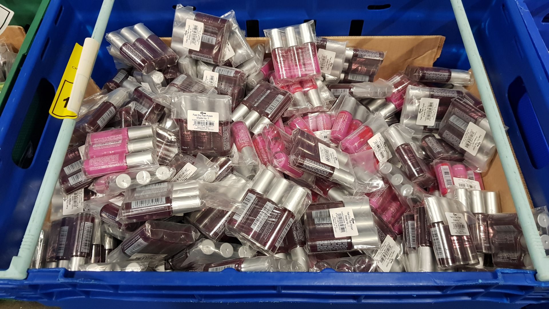 APPROX 500 PIECE BRAND NEW ASSORTED TRAY OF BRANDED NAIL POLISH IN VARIOUS COLOURS. - APPROX TRRP £
