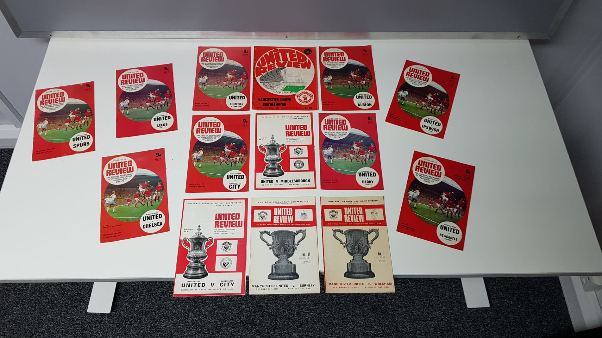 14 X OFFICIAL MANCHESTER UNITED PROGRAMMES WITH BLANK TOKEN IN NEAR MINT CONDITION TO INCLUDE - - Image 2 of 2
