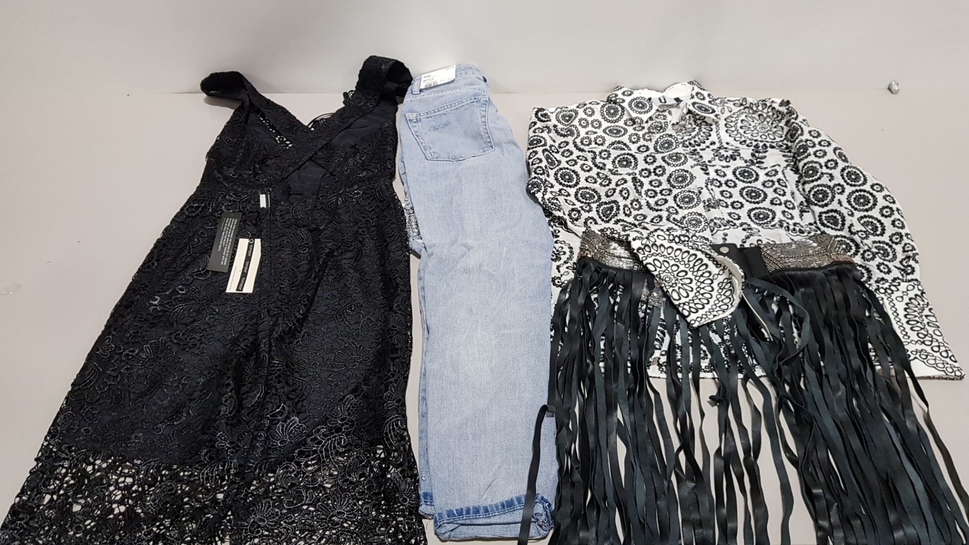 9 PIECE CLOTHING LOT CONTAINING TOPSHOP DRESSES, TOPSHOP JEANS AND A BELT