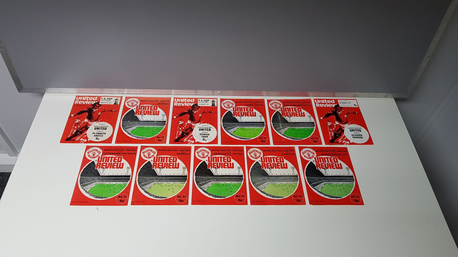 COMPLETE COLLECTION OF MANCHESTER UNITED HOME GAME PROGRAMMES FROM THE 1973/1974 SEASON. RANGING - Image 3 of 3