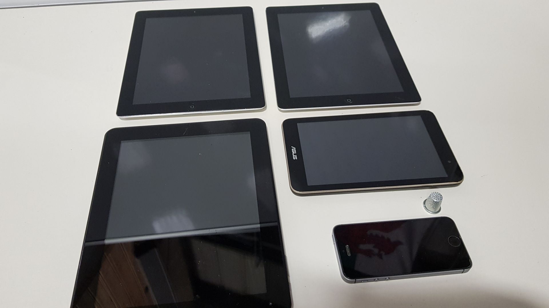 5 PIECE ELECTRONICS LOT CONTAINING 2 X 16GB IPADS, YARVIK TABLET, ASUS TABLET AND AN IPHONE ALL