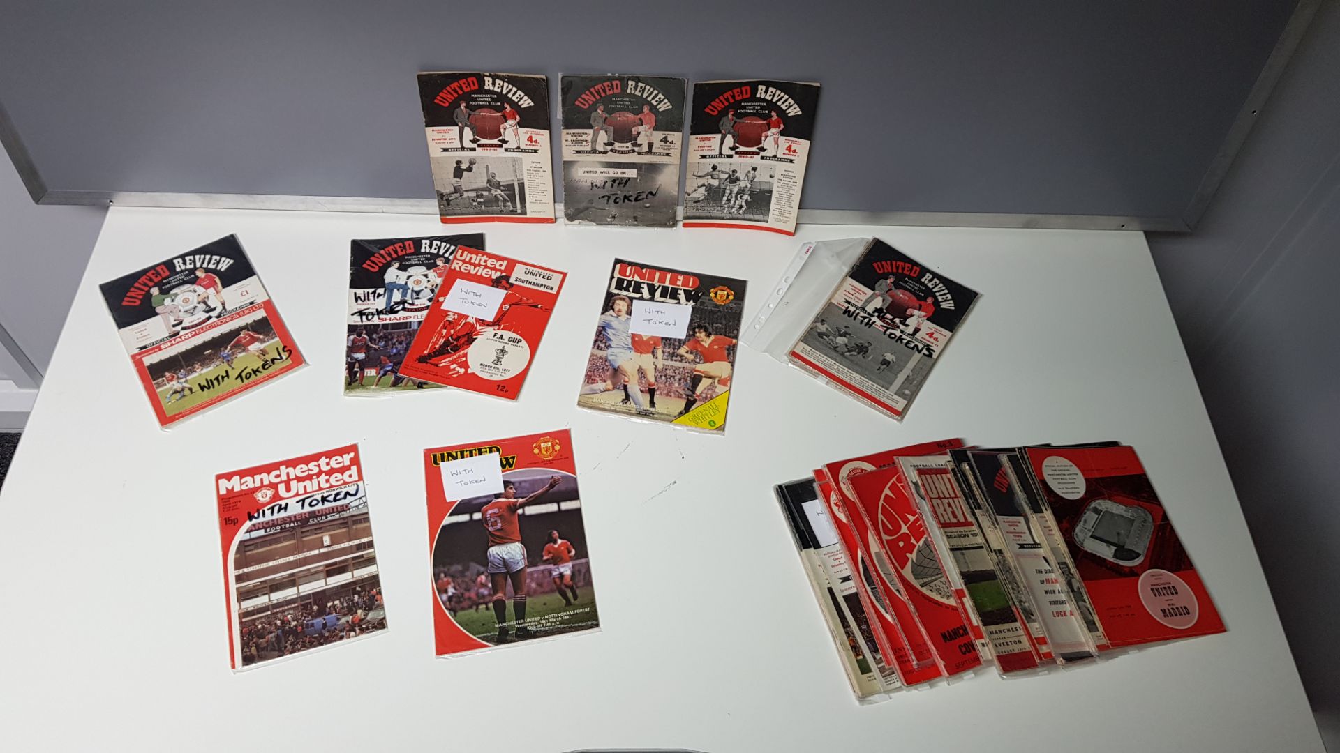 APPROX 75 X MANCHESTER UNITED PROGRAMMES WITH TOKENS IN GOOD CONDITION RANGING FROM 1950'S - 1970'S - Image 2 of 2