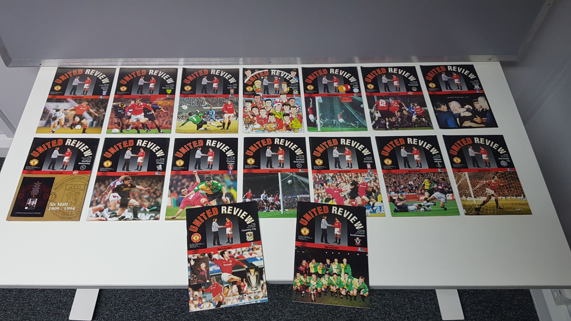 COMPLETE COLLECTION OF MANCHESTER UNITED HOME GAME PROGRAMMES FROM THE 1993/1994 SEASON. RANGING - Image 3 of 3