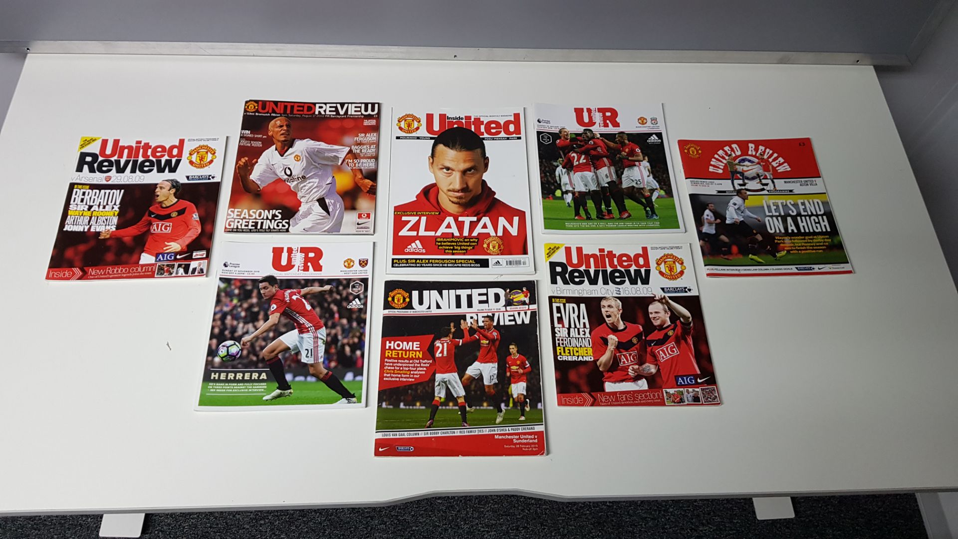 1 X MANCHESTER UNITED DEC 2016 OFFICIAL MONTHLY MAGAZINE & 7 X MANCHESTER UNITED PROGRAMMES - Image 2 of 2