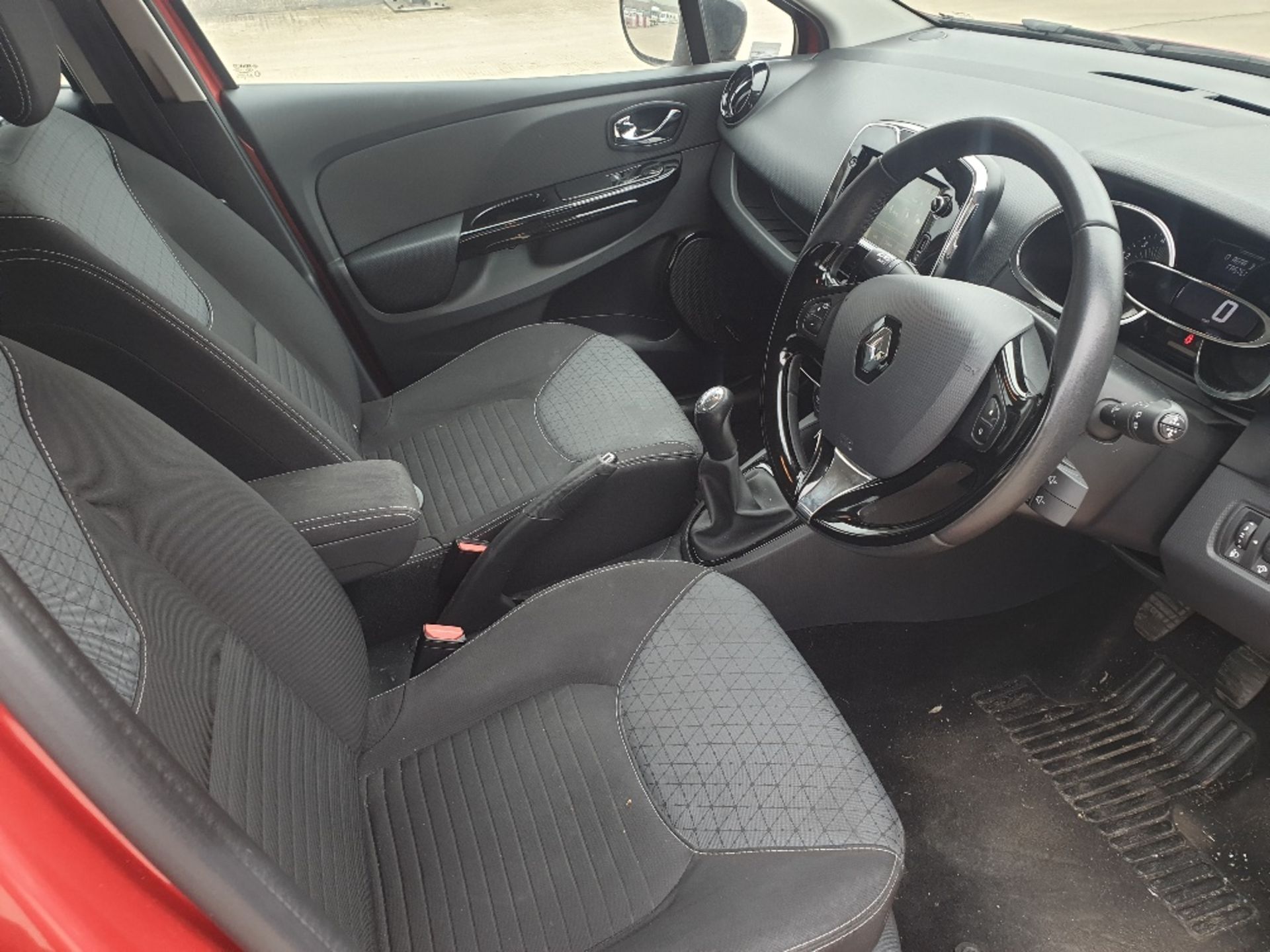 RED RENAULT CLIO DYNAMIQUES MEDIA NAV NRG. ( DIESEL ) Reg : HV14 OED Mileage : 53,313 Details: - Image 6 of 8