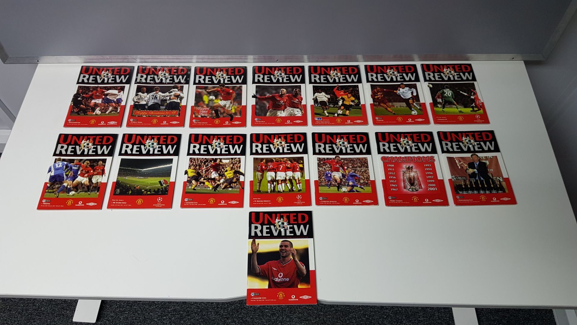 COMPLETE COLLECTION OF MANCHESTER UNITED PROGRAMMES FROM THE 2000/01 SEASON. FROM ISSUE 1 - 27 IN - Image 3 of 3