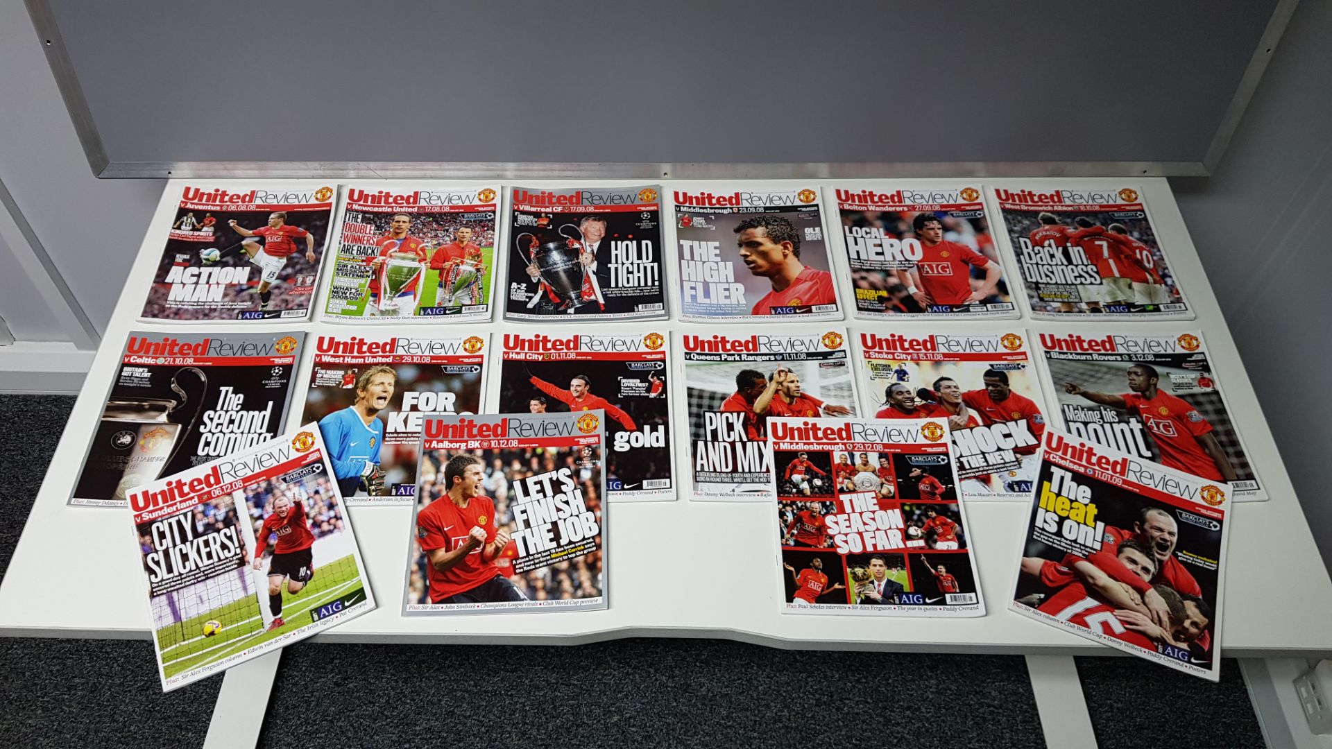 COMPLETE COLLECTION OF MANCHESTER UNITED HOME GAME PROGRAMMES FROM THE 2008/09 SEASON. FROM ISSUE - Image 2 of 3
