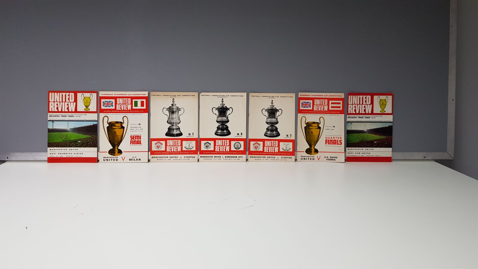 7 X OFFICIAL MANCHESTER UNITED PROGRAMMES WITH CARTOON TOKENS IN NEAR MINT CONDITION TO INCLUDE -