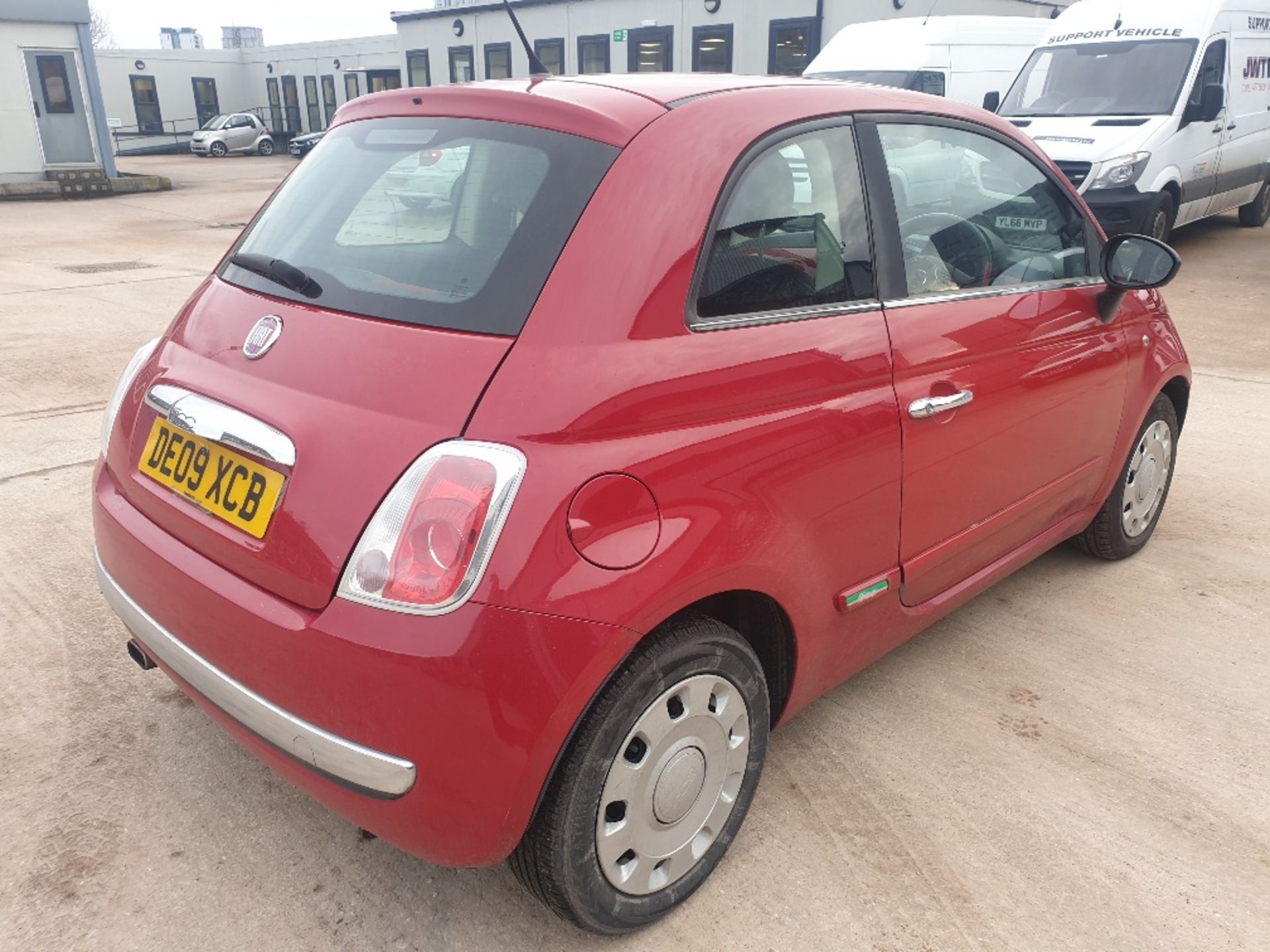 RED FIAT 500 POP. Reg : DE09 XCB, Mileage : 73,649 Details: WITH 2 KEYS AIR CON PART HISTORY - Image 2 of 8