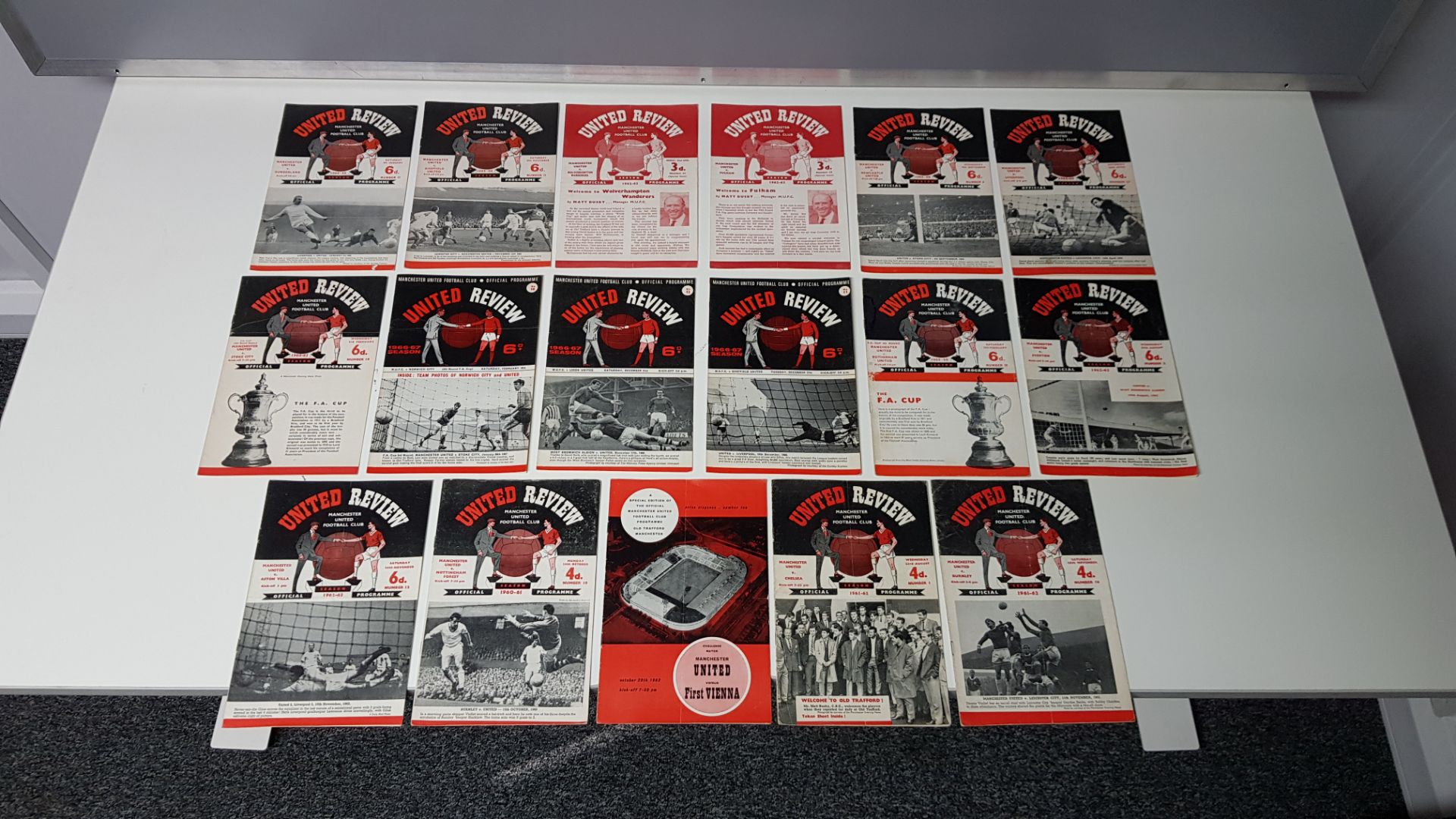 14 X OFFICIAL MANCHESTER UNITED PROGRAMMES WITH BLANK TOKEN BOX IN NEAR MINT CONDITION TO - Image 2 of 2