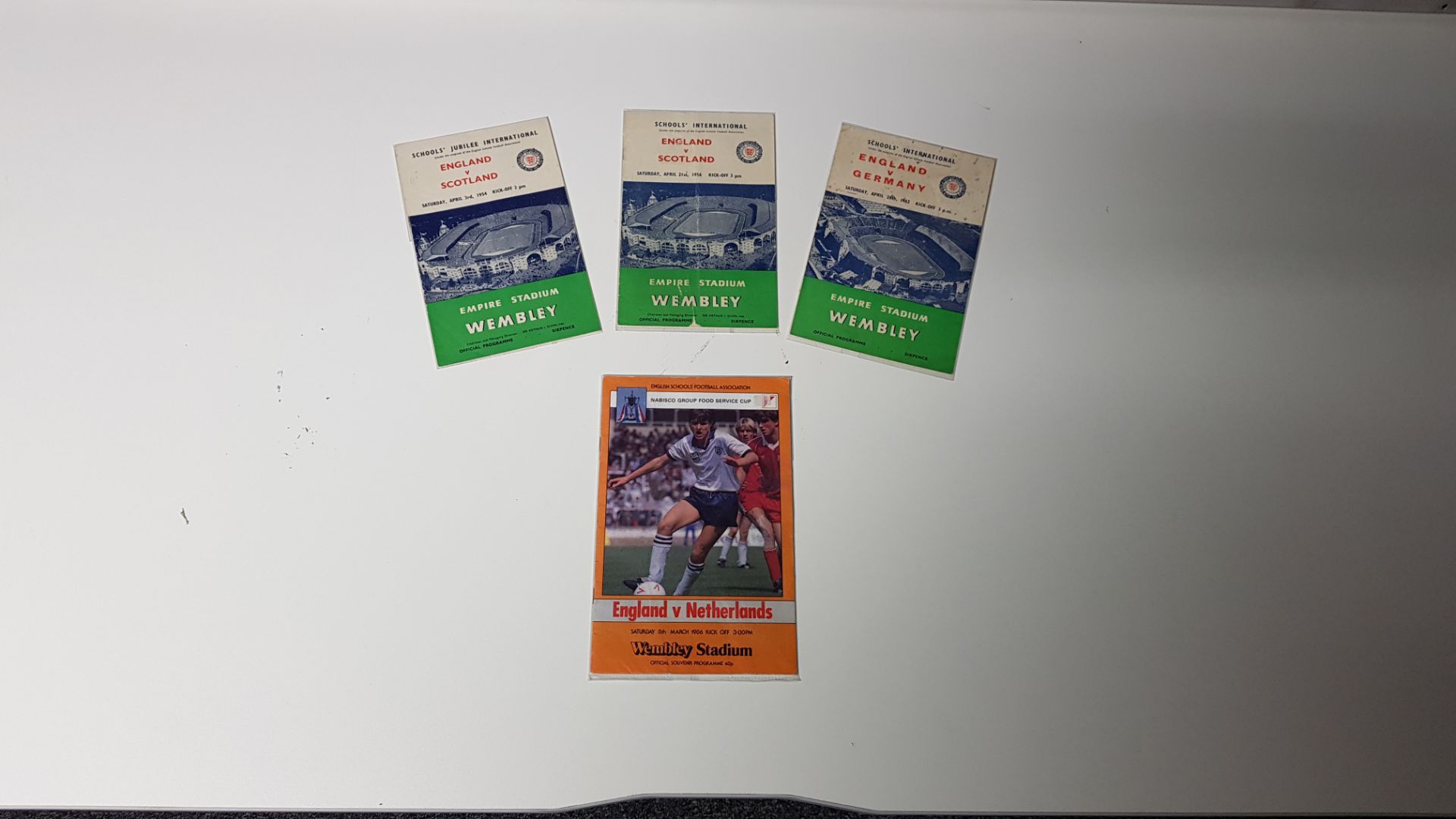 4 X OTHER PROGRAMMES IN VERY GOOD CONDITION TO INCLUDE - ENGLAND VS NETHERLANDS 8TH MARCH 1986/ - Image 2 of 2