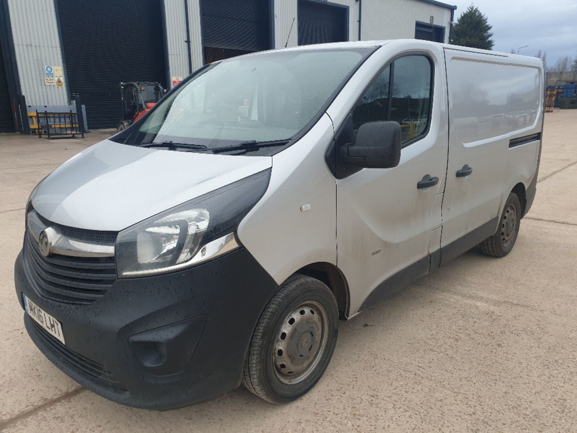 SILVER VAUXHALL VIVARO 2900 BT CDTI ECOFL. ( DIESEL ) Reg : MK16LHT Mileage : 171524 Details: WITH 1 - Image 4 of 7