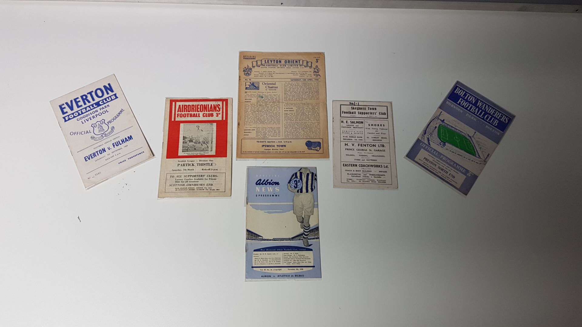 6 X OTHER CLUB PROGRAMMES IN VERY GOOD CONDITION TO INCLUDE - 12.04.58 - LEYTON ORIENT VS IPSWICH - Image 2 of 2