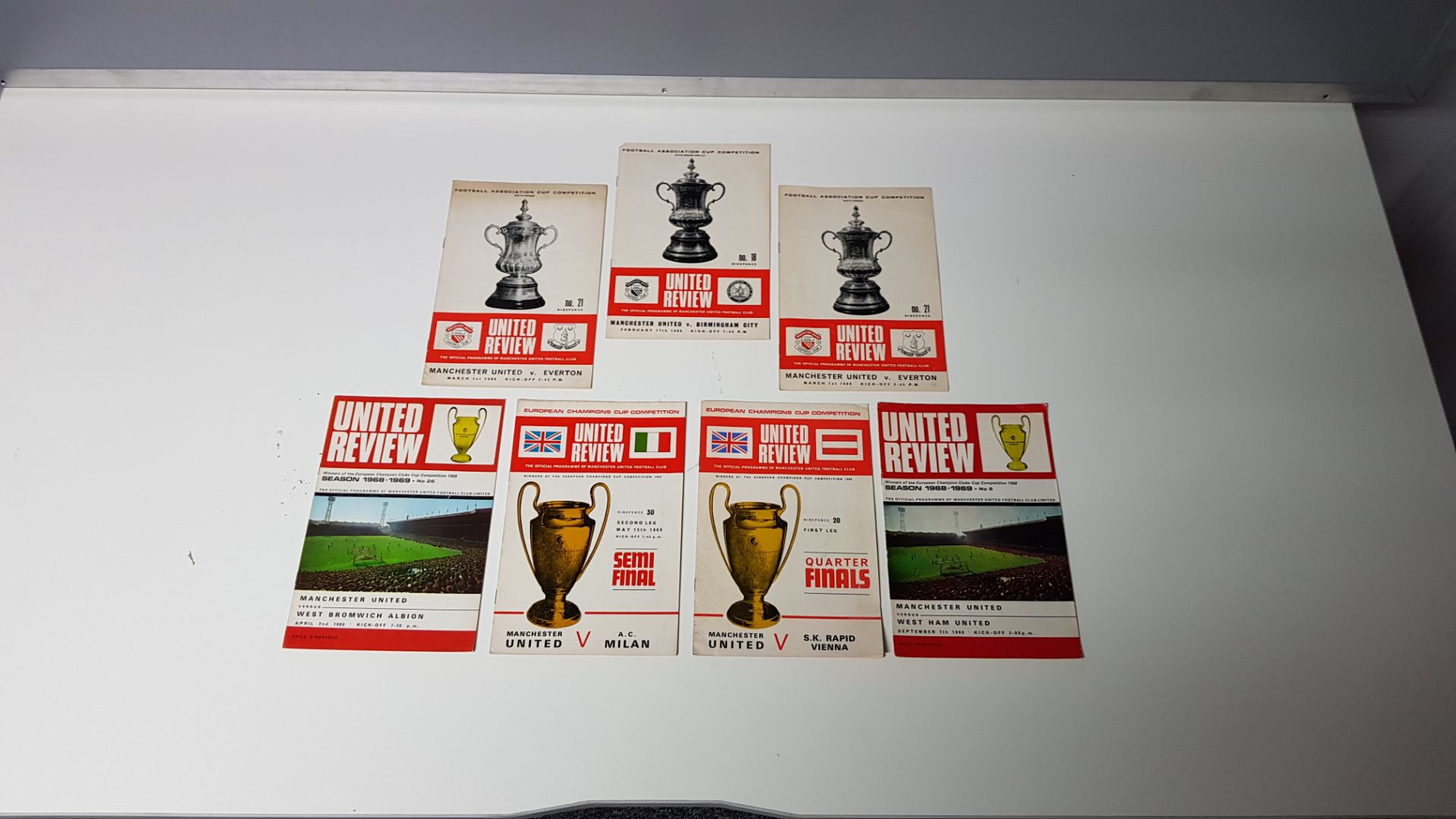 7 X OFFICIAL MANCHESTER UNITED PROGRAMMES WITH CARTOON TOKENS IN NEAR MINT CONDITION TO INCLUDE - - Image 2 of 2