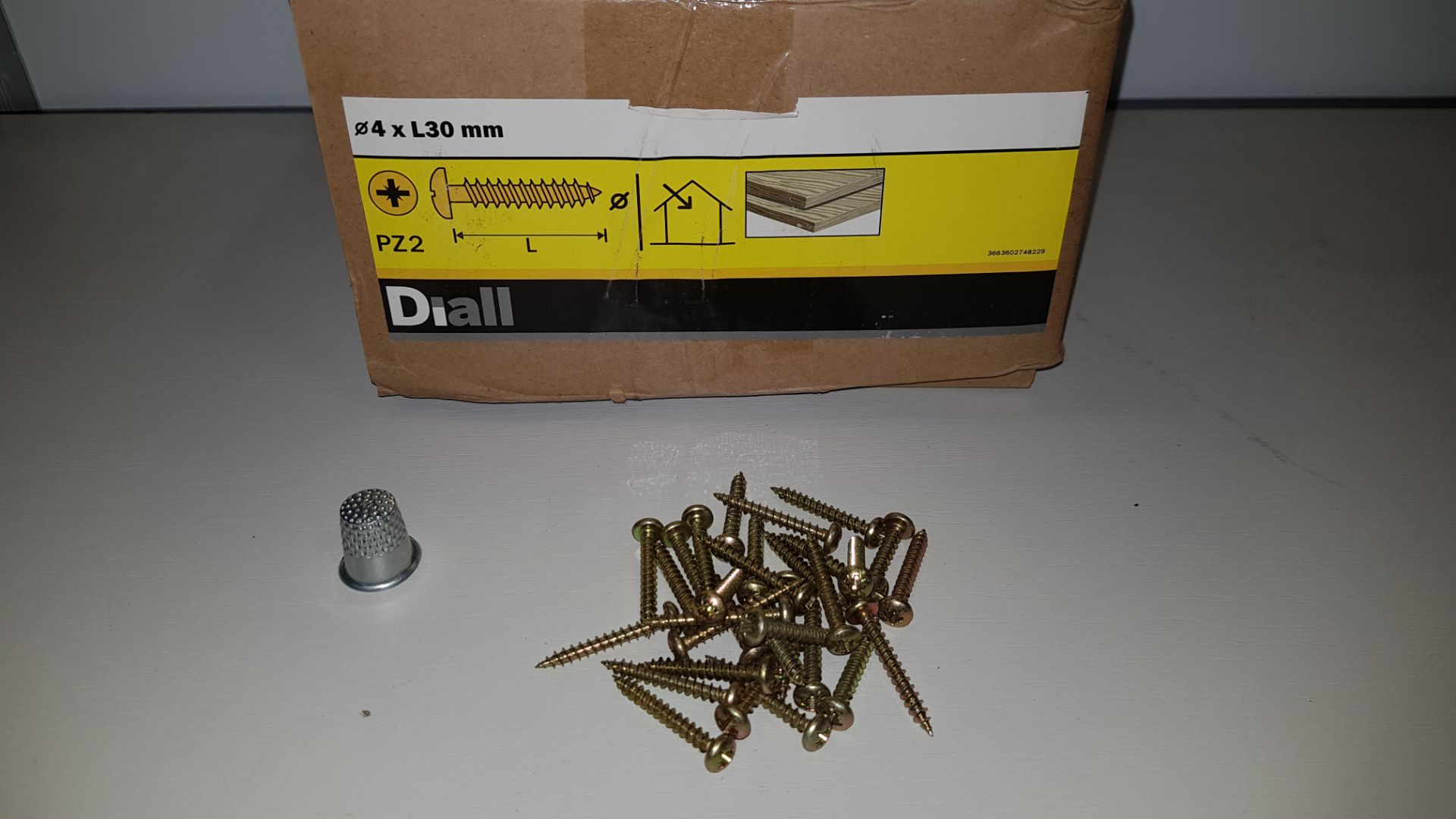 APPROX 32,375 X BRAND NEW WOOD SCREW PAN YZP 4 X 30 LOOSE IN 20 BOXES