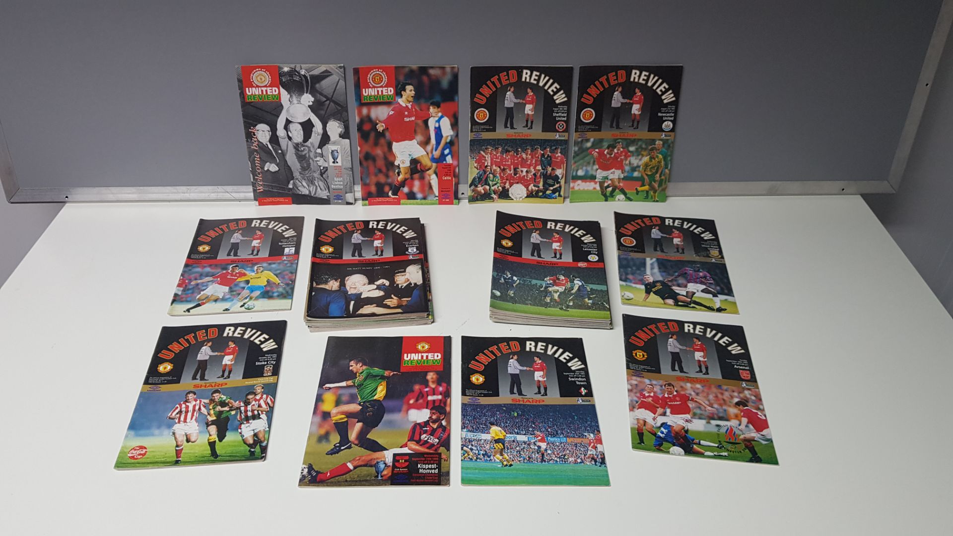 COMPLETE COLLECTION OF MANCHESTER UNITED HOME GAME PROGRAMMES FROM THE 1993/1994 SEASON. RANGING