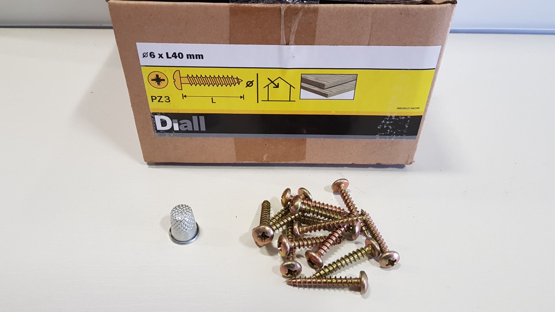 32,400 X BRAND NEW WOOD SCREW PAN YZP PZD 6 X 40 LOOSE IN 54 BOXES
