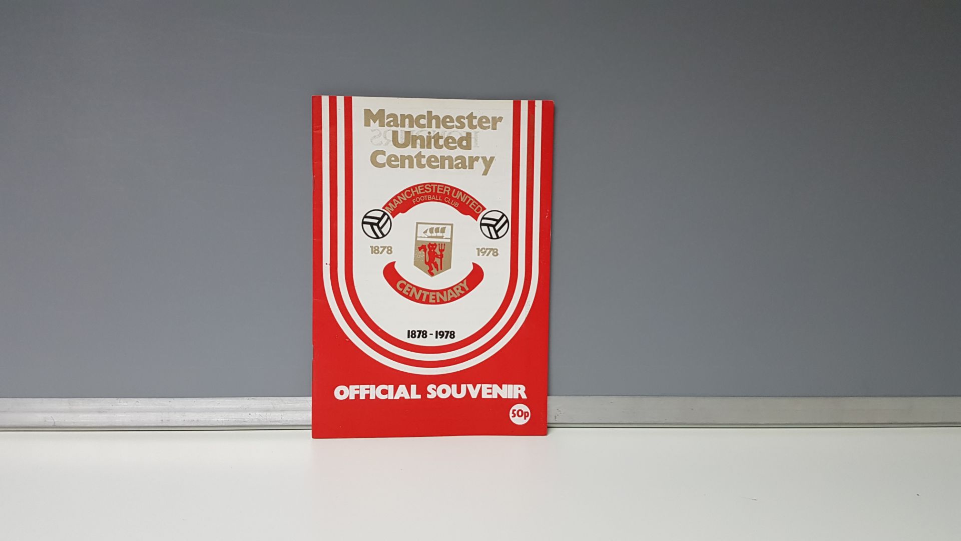 1 X MANCHESTER UNITED CENTENARY 1878-1978 OFFICIAL SOUVENIR PROGRAMME IN NEAR MINT CONDITION