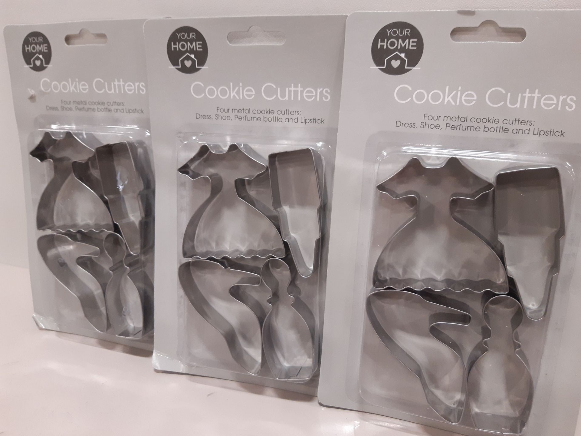 432 X BRAND NEW COOKIE CUTTERS IN VARIOUS STYLES I.E DRESS, SHOE, PURFUME AND LIPSTICK ETC IN 12