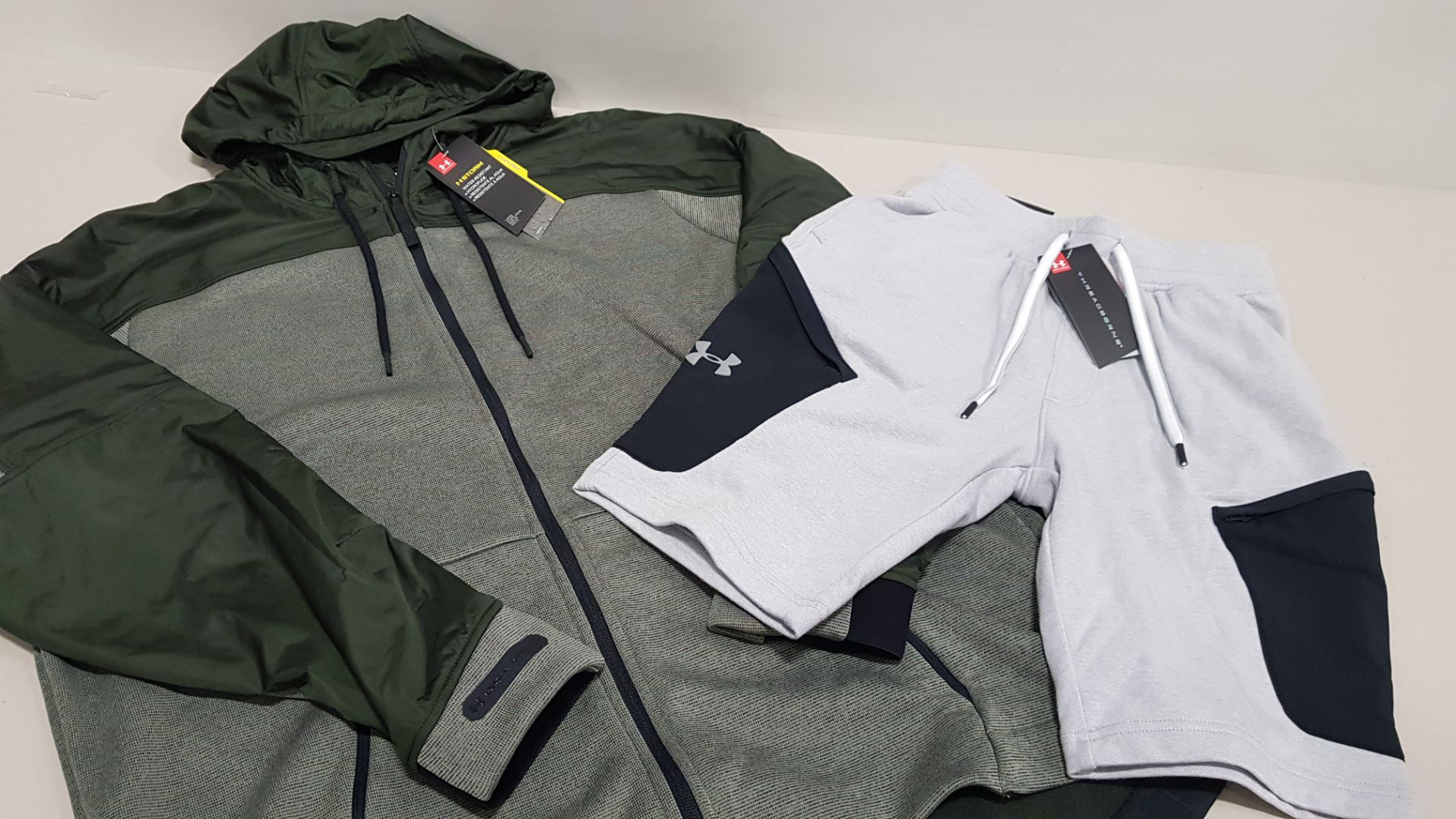 8 PIECE MIXED UNDER ARMOUR LOT TO INCLUDE 7 X MENS UA GREY WITH BLACK PATCH SHORTS - SIZE XS 1 X
