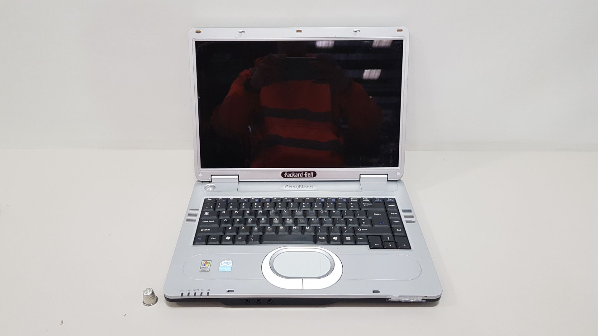 PACKARD BELL LAPTOP NO O/S - WITH CHARGER