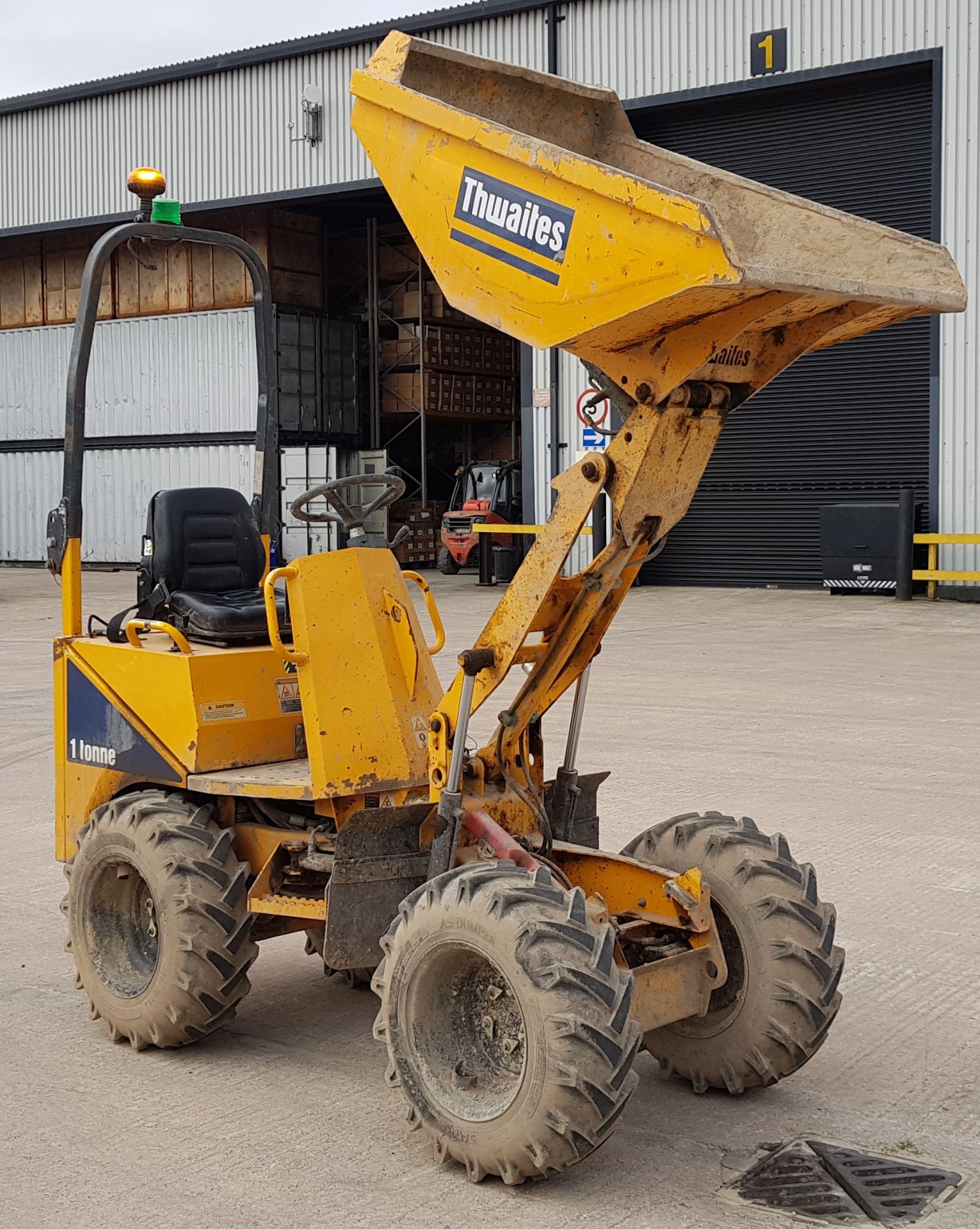 THWAITES ALL DRIVE 1 TONNE HI-TIP DUMPER ENGINE SIZE - 1115CC COLOUR - YELLOW FUEL - DIESEL - Image 2 of 8