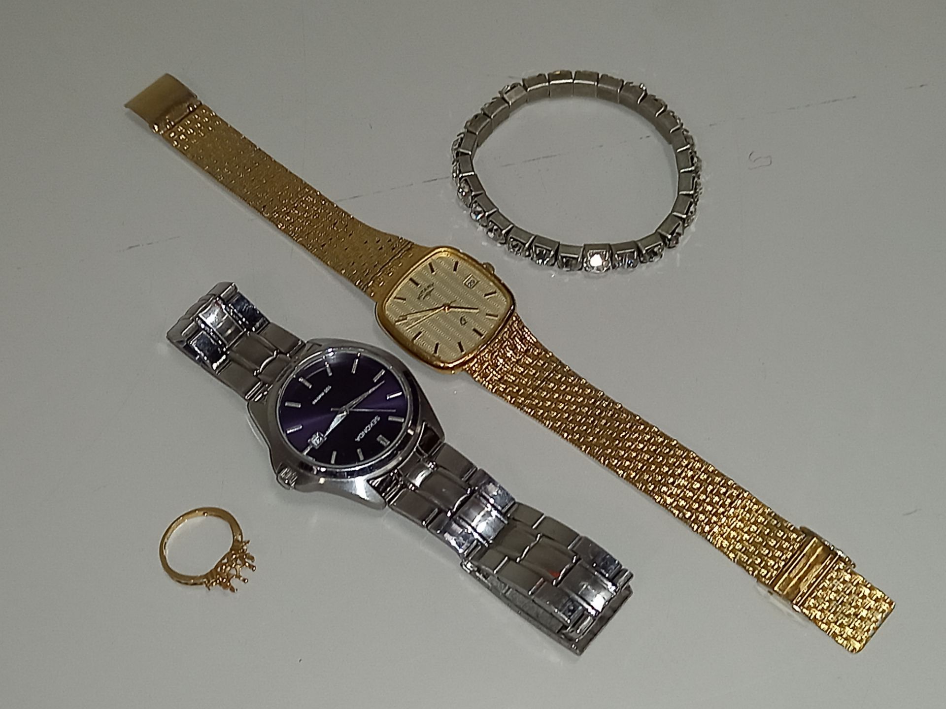 MISC JEWELLERY LOT IE. 2 X WATCHES - SEKONDA & ROTARY, 1 X YELLOW RING STAMPED 18 CT - NO MAIN STONE