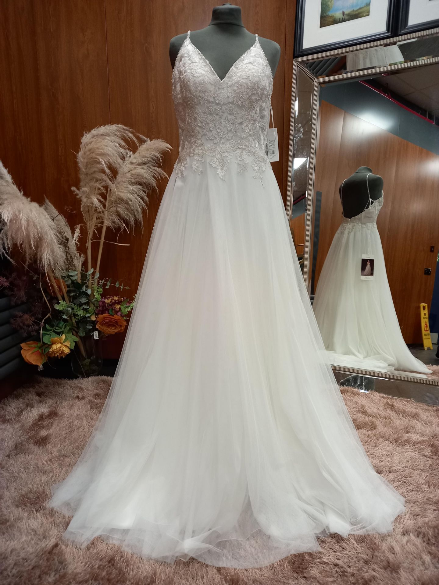 1 X (PRONOVIAS BARCELONA ETHEREAL ROMANA VOLANTIA) WEDDING DRESS MODEL - VOLANTIA OFW/L.S TLMB &