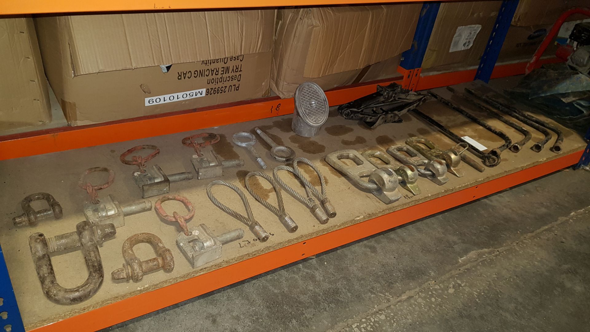 1 X MIXED LOT CONTAINING CAR JACK, AND VARIOUS HEAVY DUTY HOOKS (FOR LIFTING CONTAINER ETC..)