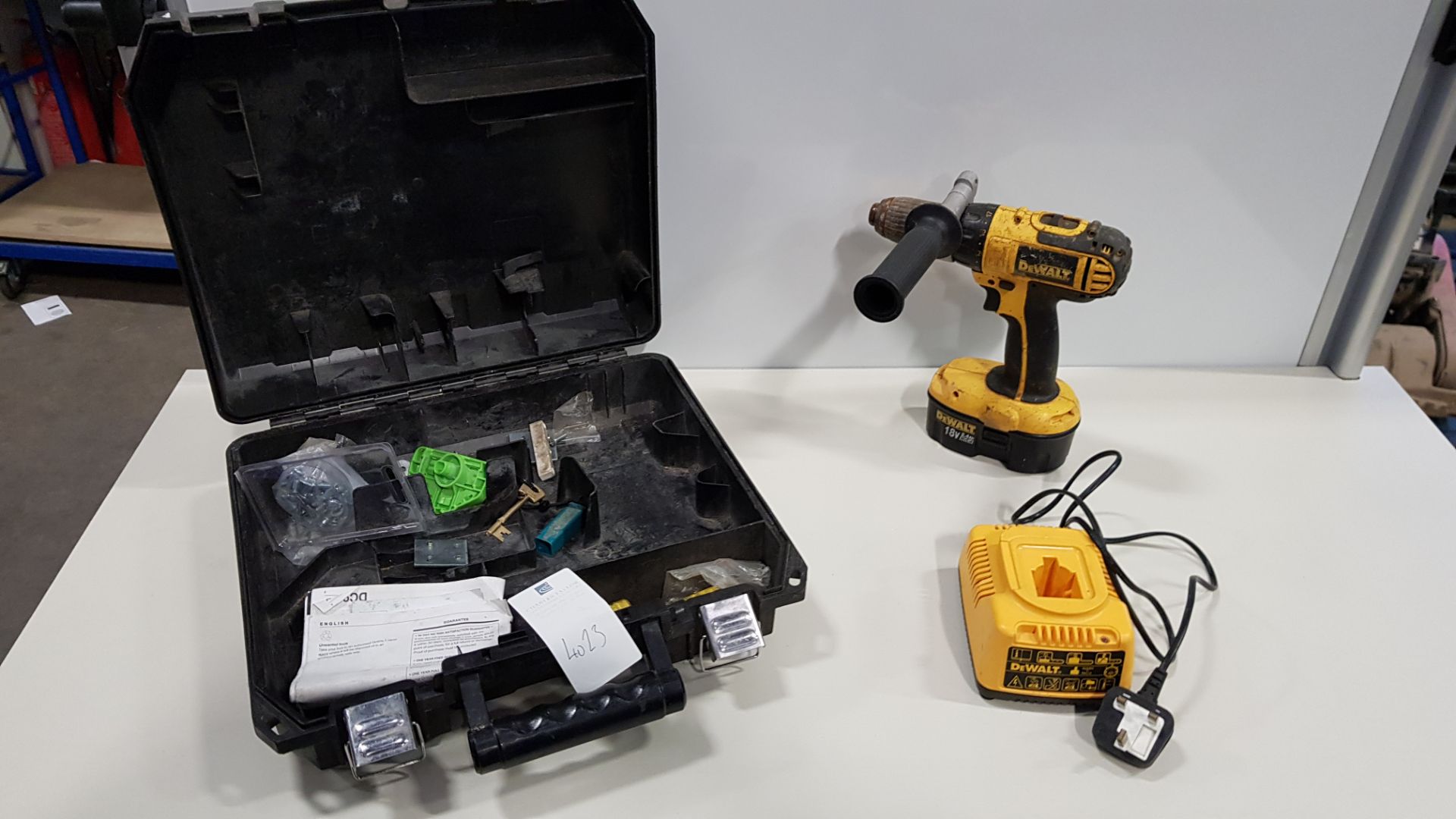 1 X DEWALT 18V BATTERY POWERED DRILL WITH CHARGER AND CASE