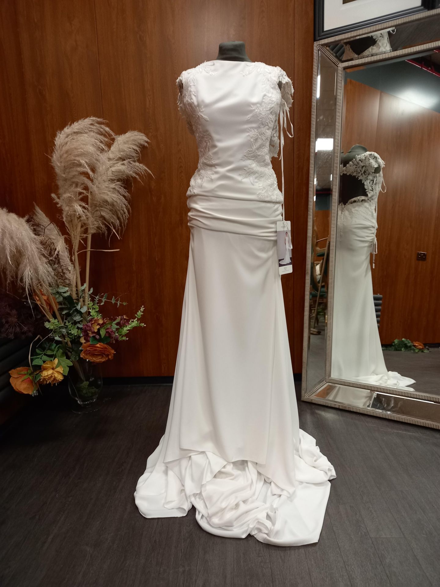 1 X (PRONOVIAS BARCELONA MELVA MODERN) WEDDING DRESS MODEL - MELVA OFF WHITE/CRST CREPE & TL &
