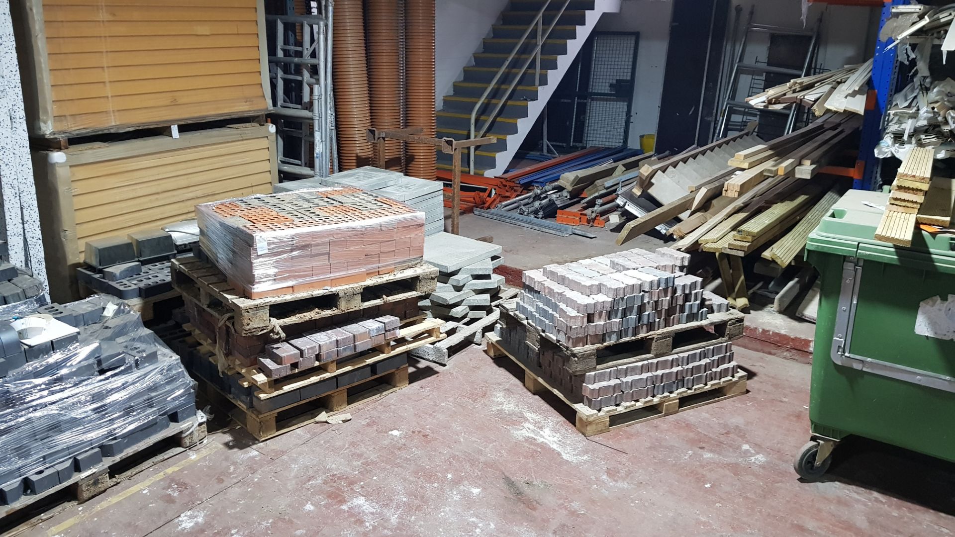 6 X PALLETS OF BUILDING MATERIAL TO INCLUDE - 2 X PALLETS OF FLAGS, 3 X PALLETS OF PAVING BRICK &