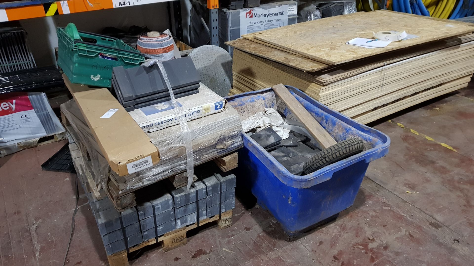 MISC LOT OF BUILDING MATERIALS TO INCLUDE - 2 X PALLETS OF PAVING STONES & TILES + A MOBILE BIN WITH