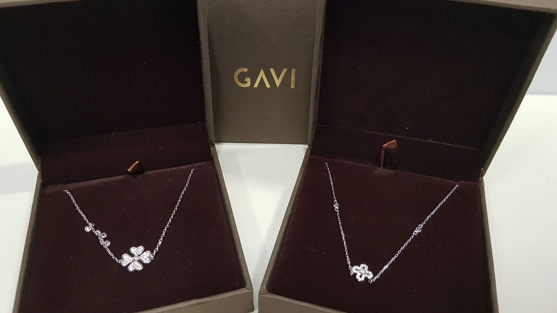 20 X ASSORTED BRAND NEW BOXED GAVI LOT CONTAINING SILVER COLOURED BRACELET WITH PENDANT AND SILVER