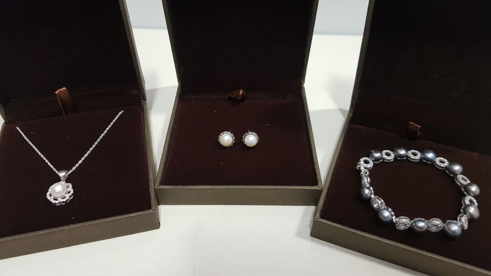 21 X ASSORTED BRAND NEW BOXED GAVI LOT CONTAINING SILVER COLOURED NECKLACE WITH PEARL DETAIL