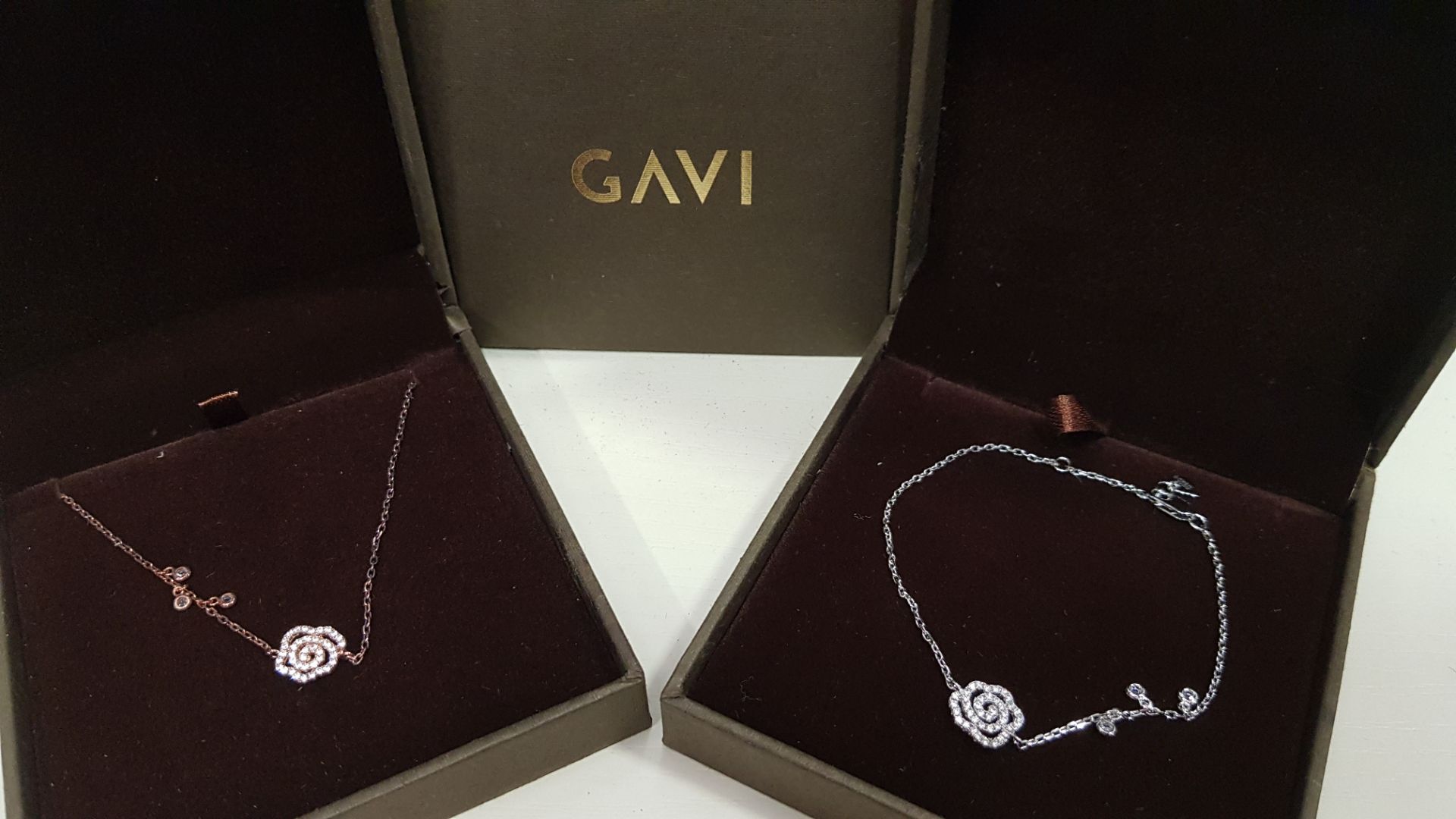 20 X ASSORTED BRAND NEW BOXED GAVI LOT CONTAINING SILVER COLOURED BRACELET WITH PENDANT AND NECKLACE