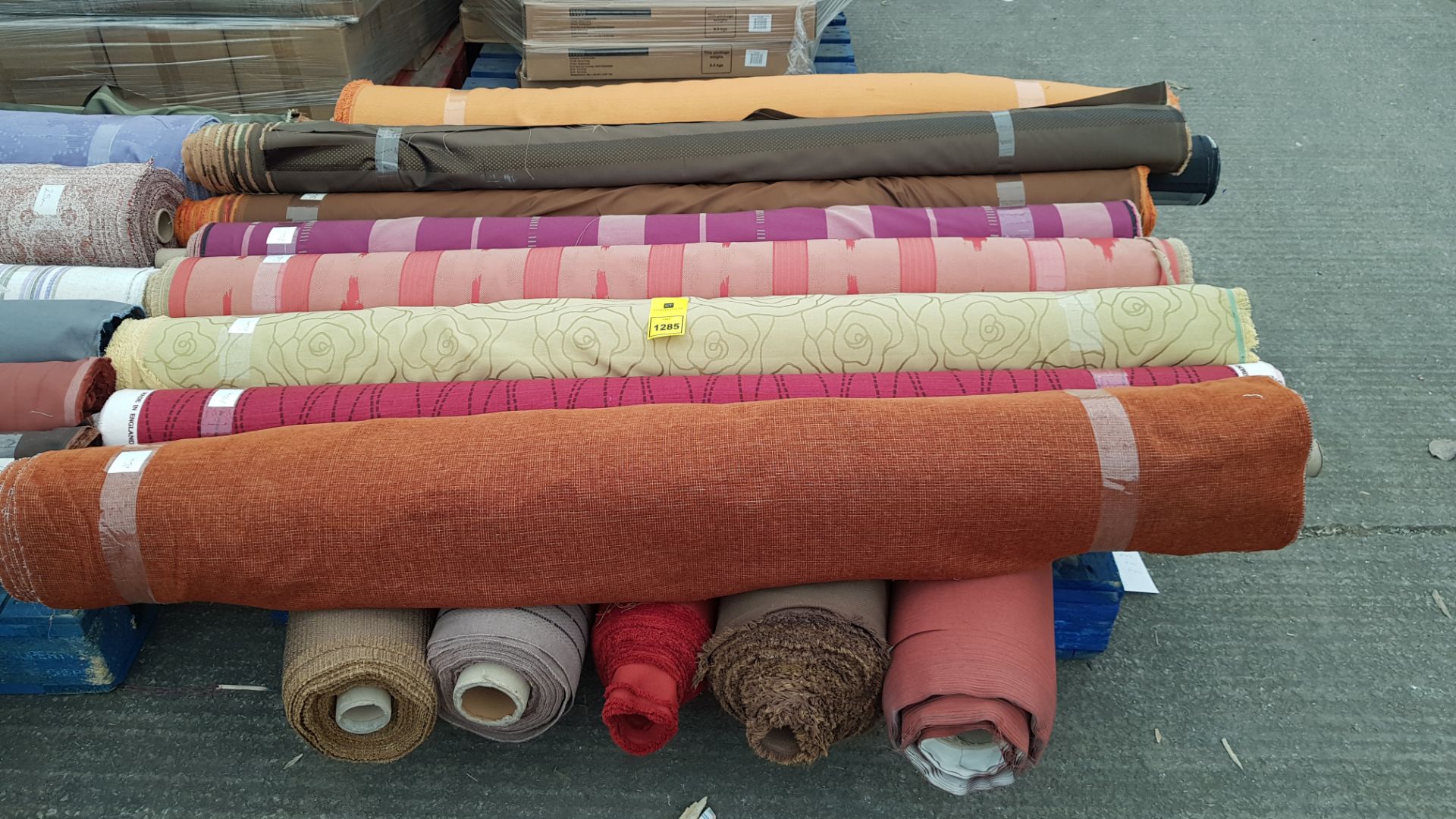 14 X ROLLS OF QUALITY FABRIC IN VARIOUS COLOURS AND DESIGNS TOTAL YARDAGE - 360 YARDS (SEE SECOND