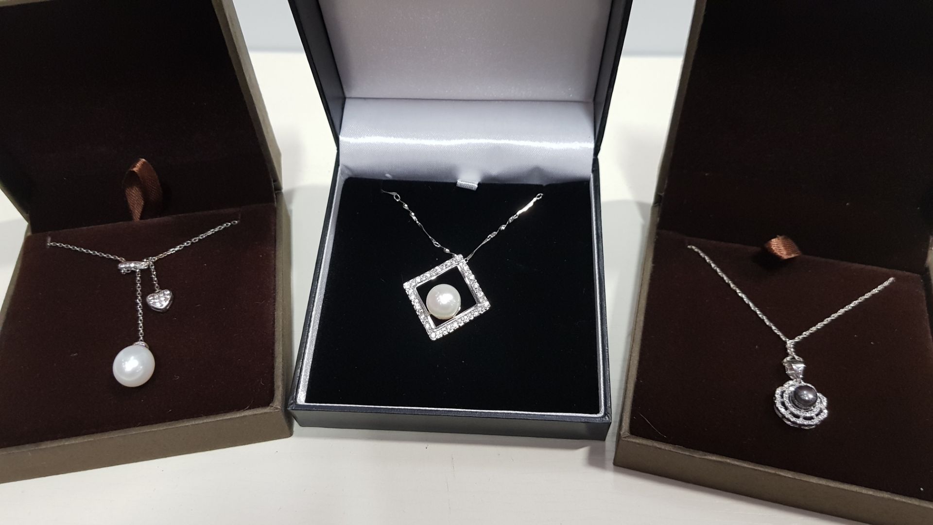 22 X ASSORTED BRAND NEW BOXED GAVI LOT CONTAINING 3 TYPES OF SILVER COLOURED NECKLACE WITH PEARL