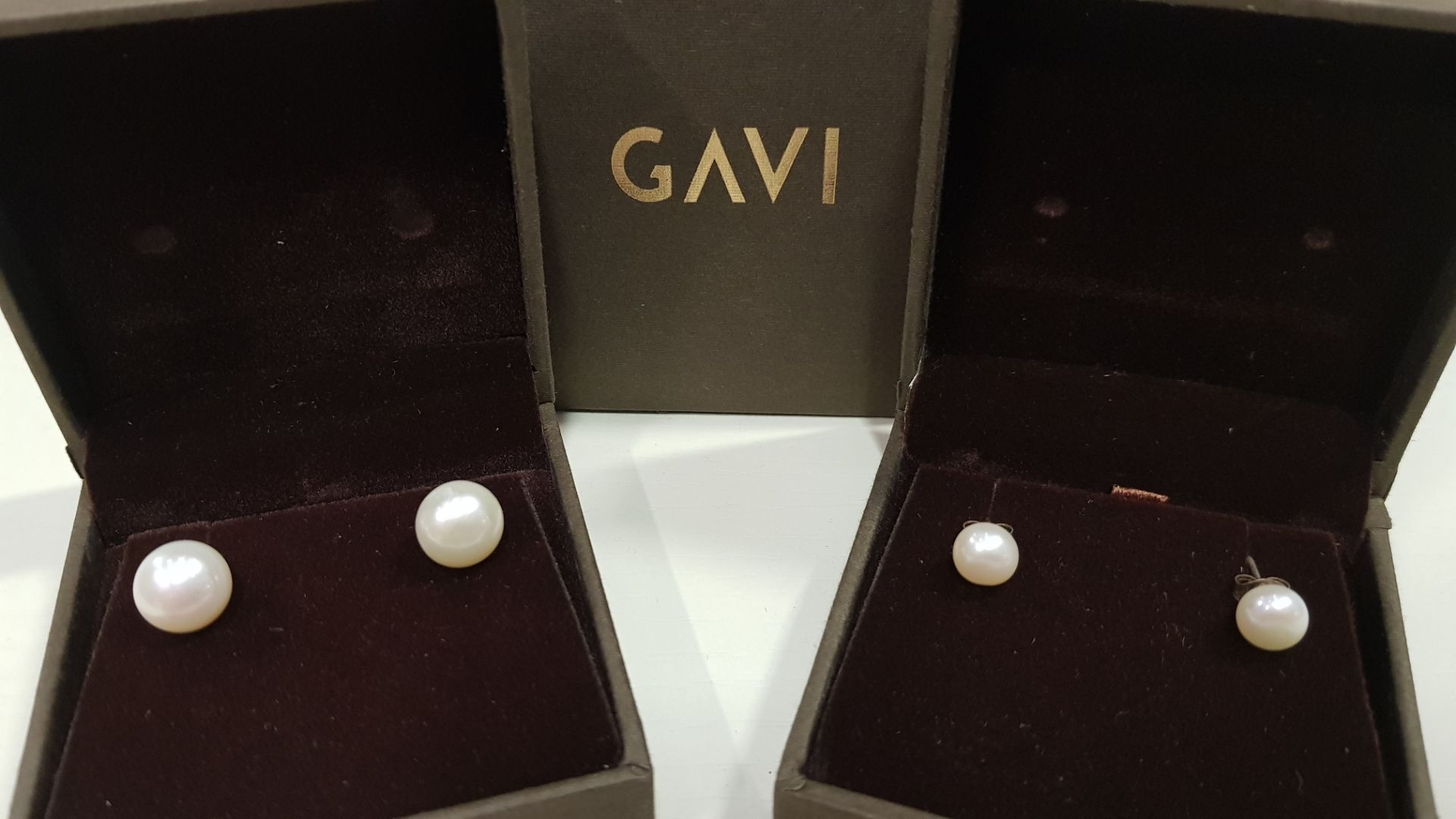23 X ASSORTED BRAND NEW BOXED GAVI LOT CONTAINING 2 TYPES OF PEARL DETAILED EARRINGS