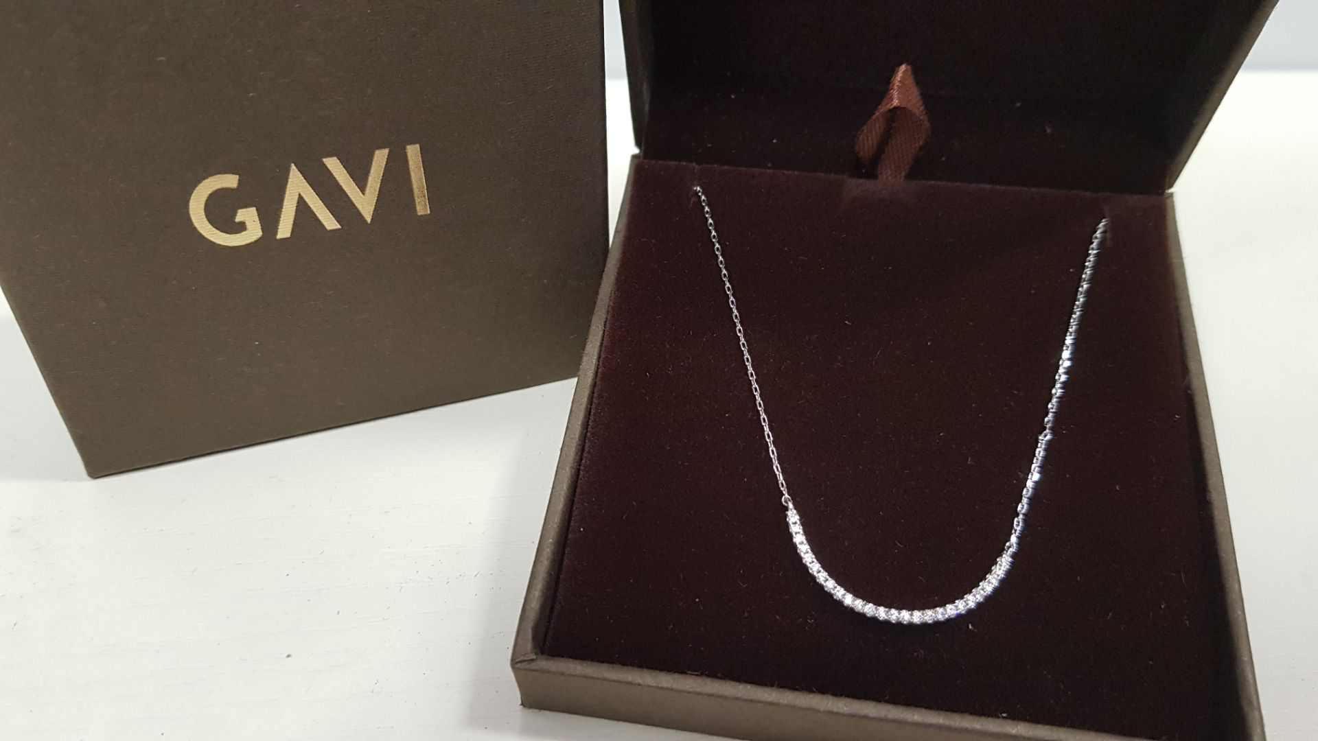 25 X BRAND NEW INDIVIDUALLY BOXED GAVI SILVER COLOURED NECKLACE WITH PENDANT