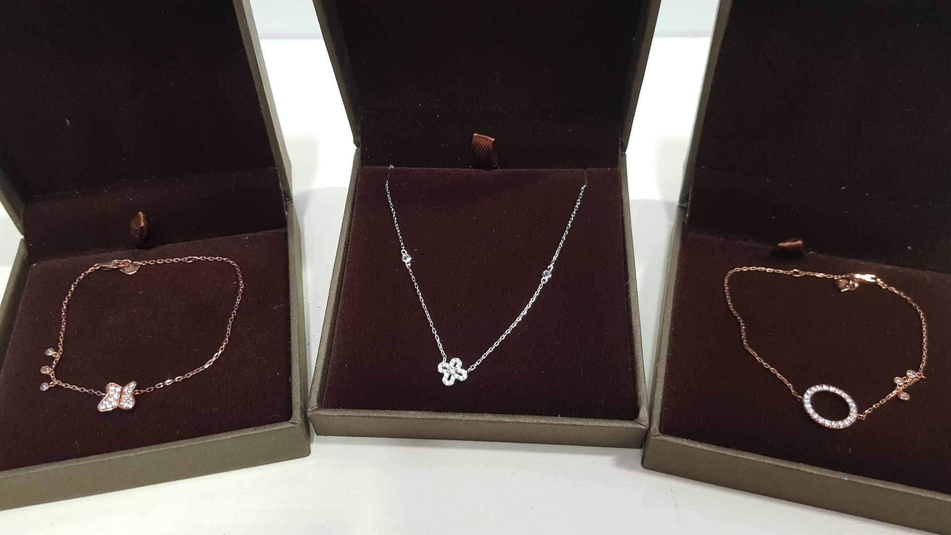 21 X ASSORTED BRAND NEW BOXED GAVI LOT CONTAINING SILVER COLOURED NECKLACE WITH PENDANT, BUTTERFLY