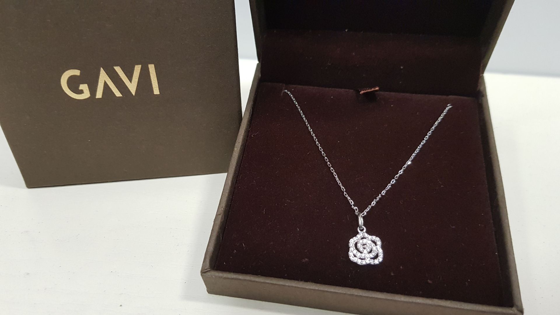 16 X BRAND NEW INDIVIDUALLY BOXED GAVI SILVER COLOURED NECKLACE WITH PENDANT