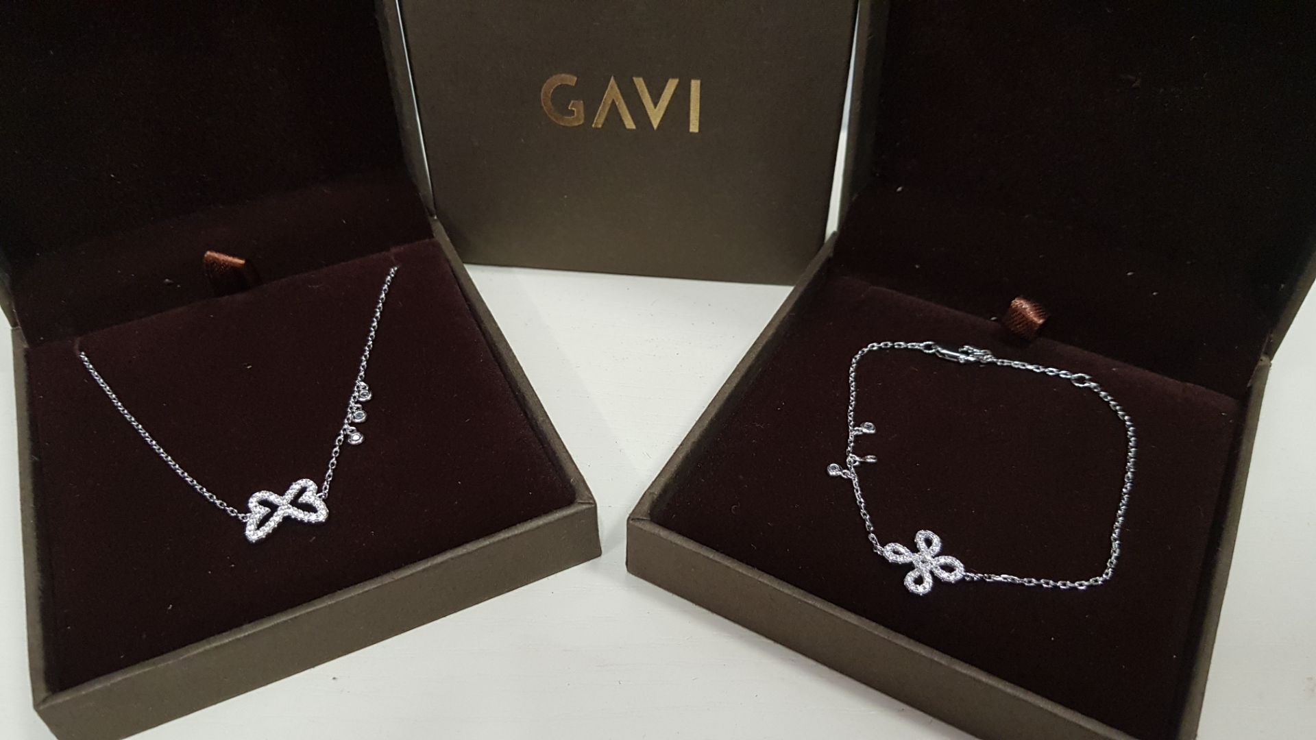 19 X ASSORTED BRAND NEW BOXED GAVI LOT CONTAINING 4 X SILVER COLOURED BRACELET WITH PENDANT AND 15 X