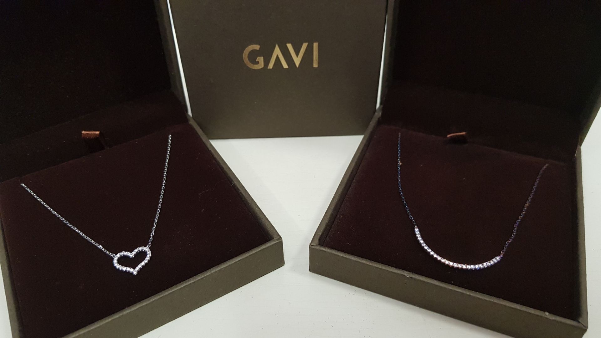 26 X ASSORTED BRAND NEW GAVI LOT CONTAINING SILVER COLOURED HEART NECKLACE AND NECKLACE WITH