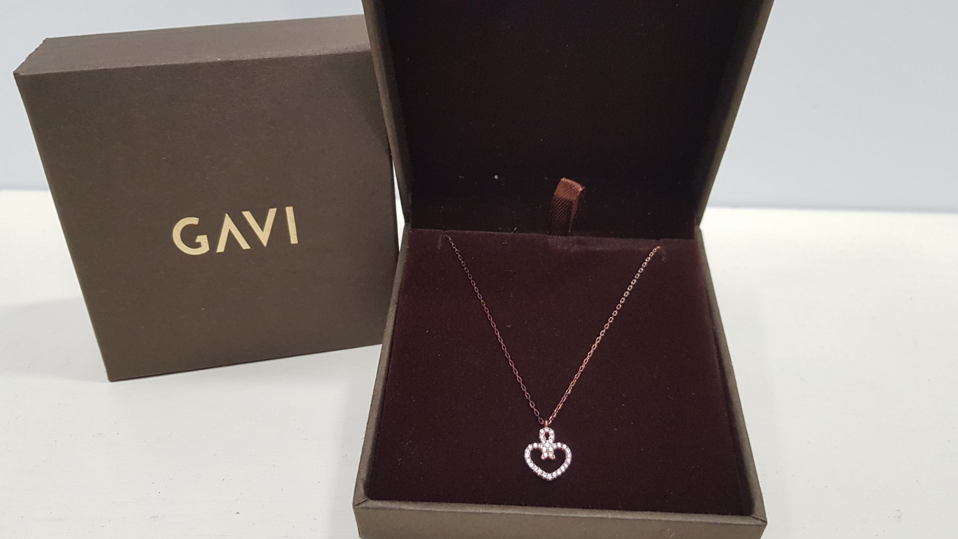 24 X BRAND NEW INDIVIDUALLY BOXED GAVI HEART NECKLACE