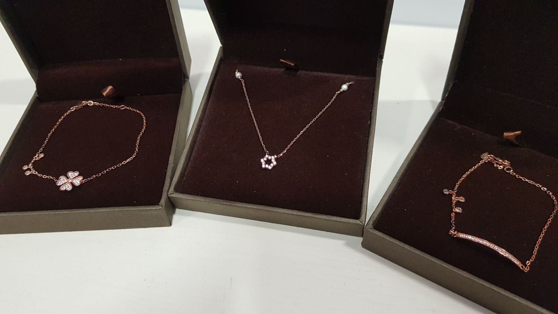 20 X ASSORTED BRAND NEW BOXED GAVI LOT CONTAINING ROSE GOLD COLOURED BRACELET WITH PENDANT, ROSE