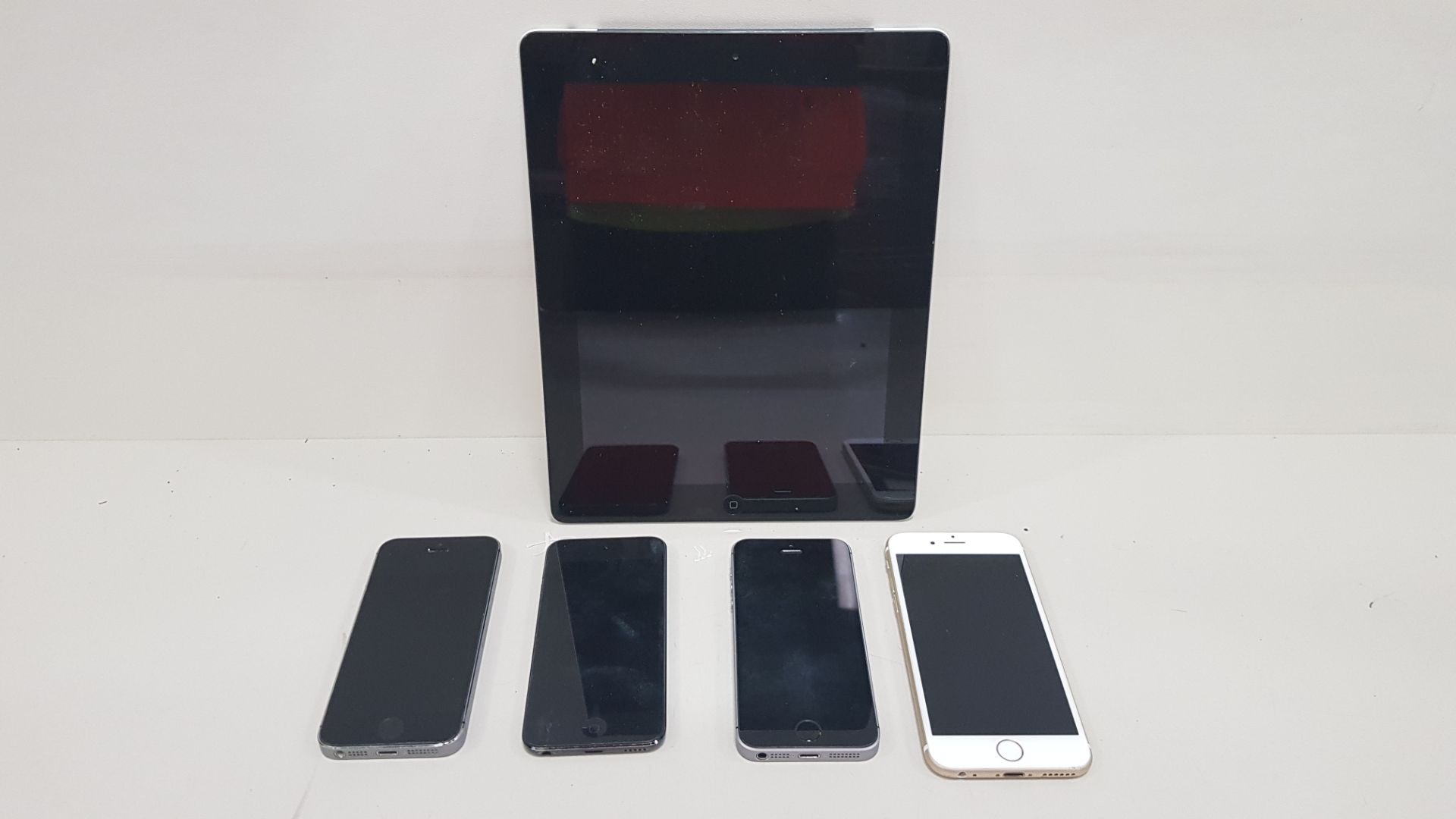 1 X APPLE IPAD TABLET, 1 X IPOD TOUCH 6TH GEN, 1 X IPHONE 6 AND 2 X IPHONE 5 ALL FOR SPARES
