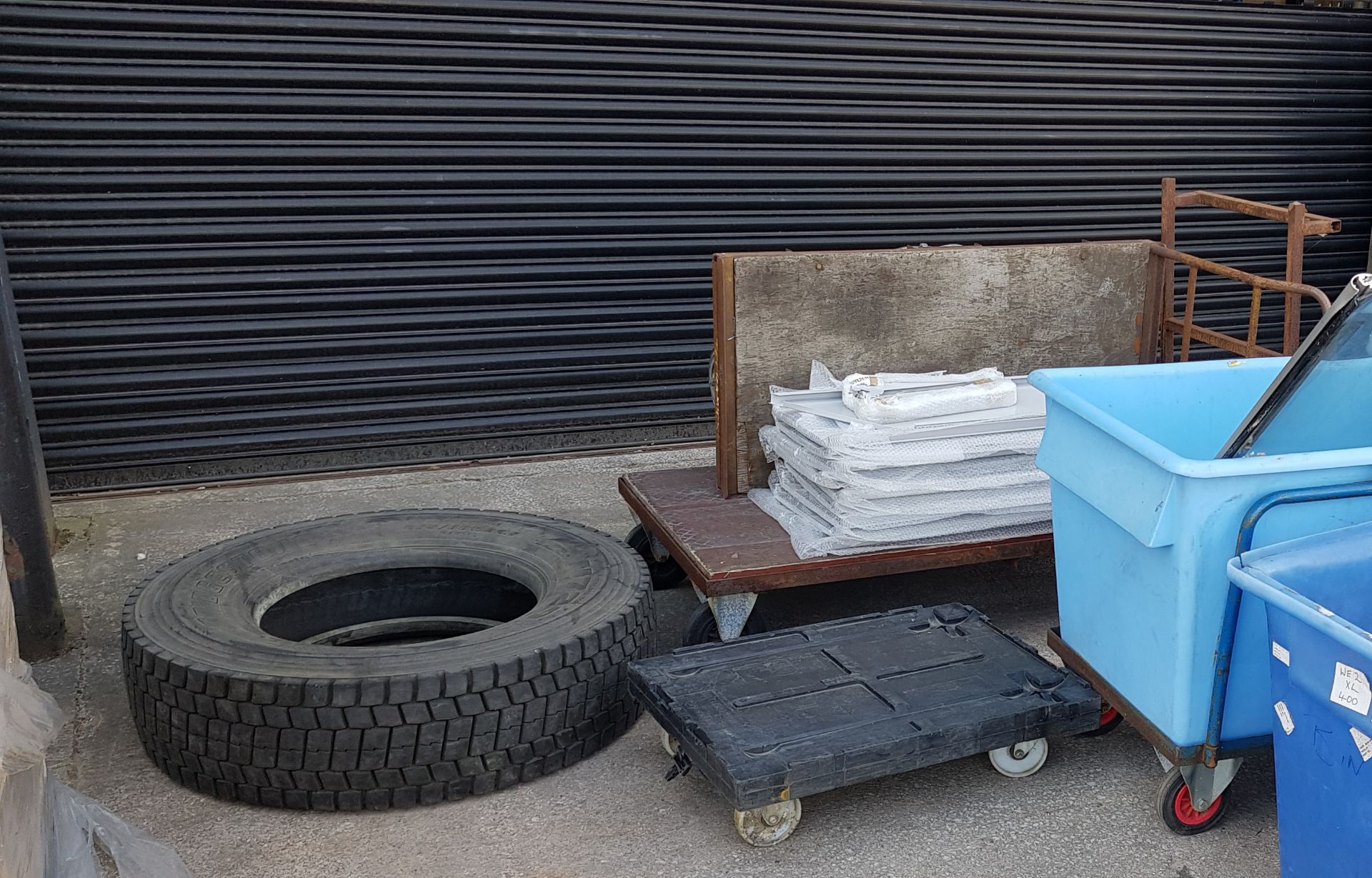 2 X HEAVY DUTY INDUSTRIAL TROLLIES, SHELVING PARTS, A BREACHSTONE WAGON TIRE AND A MINI TROLLEY WITH